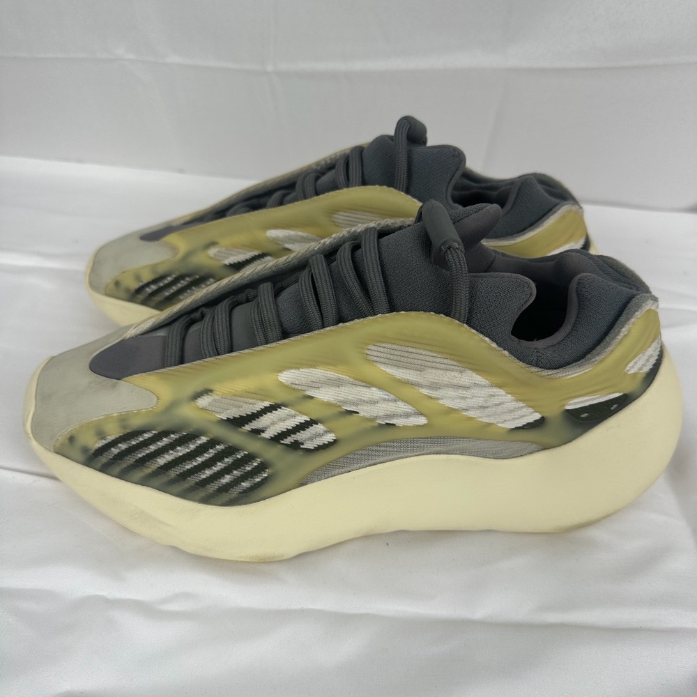 Adidas Yeezy 700 V3 Sneakers